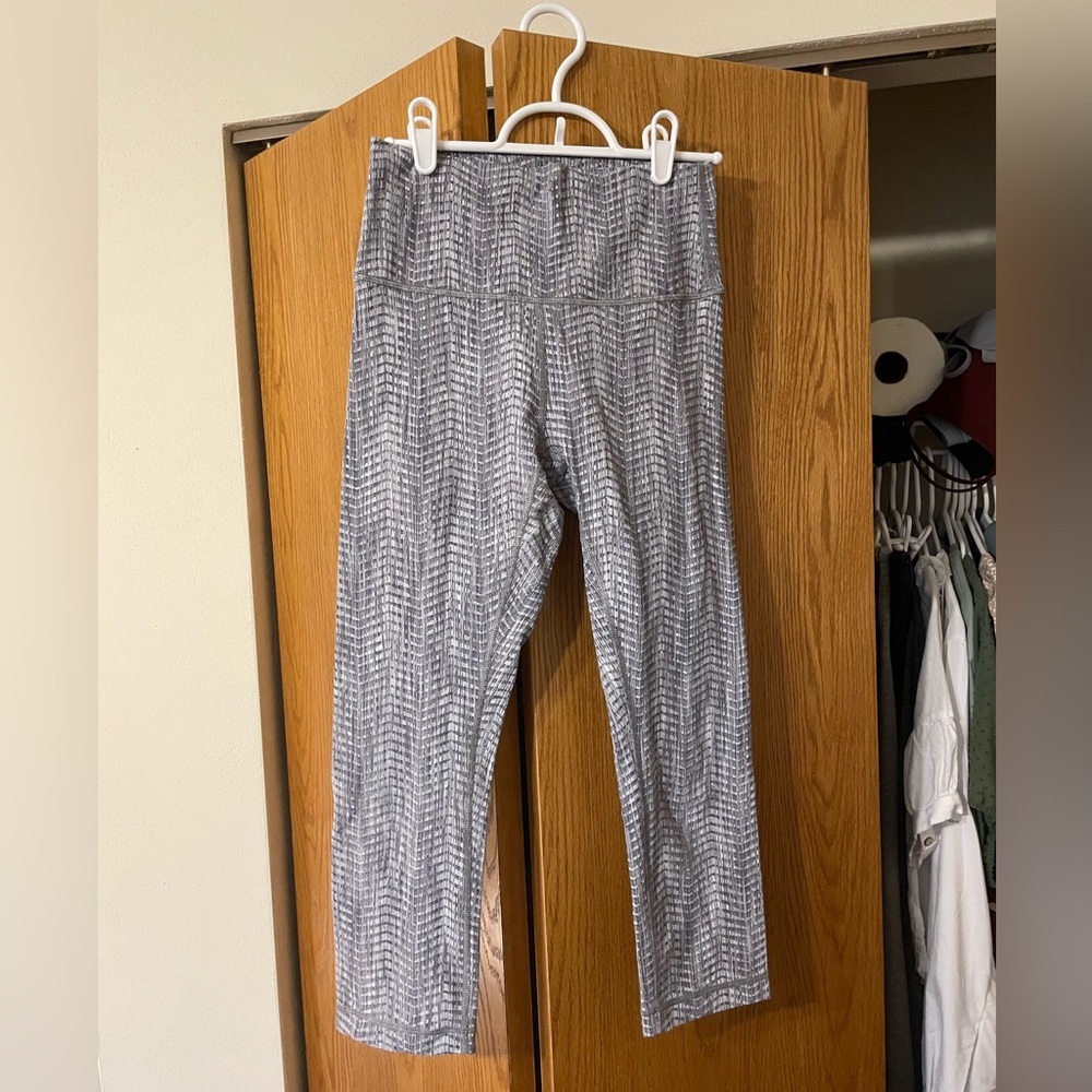 Lululemon Grey Heather leggings in size 6! These are a capri length!